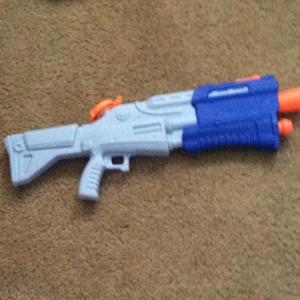 A fortnight nerf water gun!!!